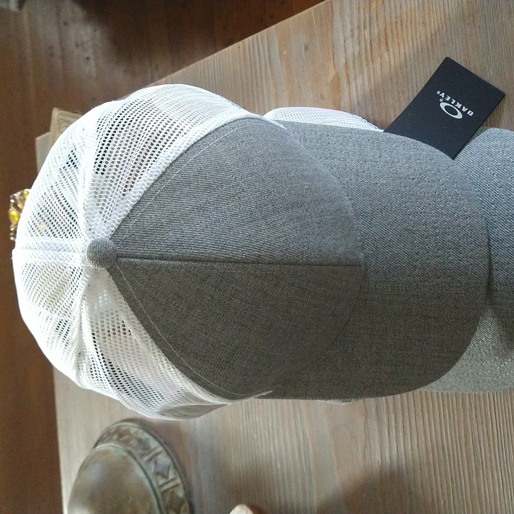 NWT Oakley tin can snap back 2.0 ball cap